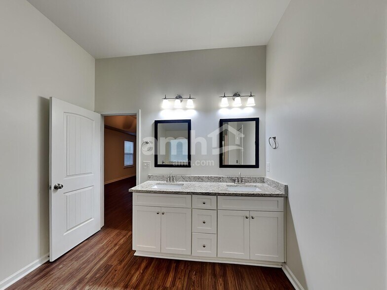 Building Photo - 3145 Yachet Ct SW