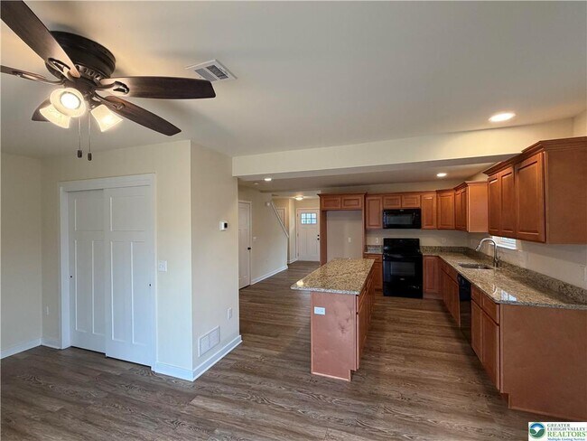 Building Photo - 102 Linda Ct N