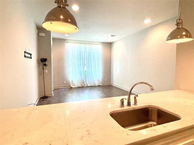 Building Photo - 4924 Upper James St