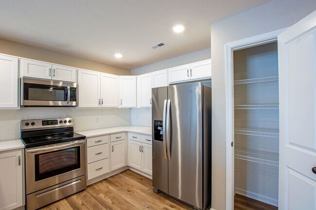 Building Photo - 2 Bedroom / 2.5 Bath Town Home Recently Built with Garage and Washer/Dryer!