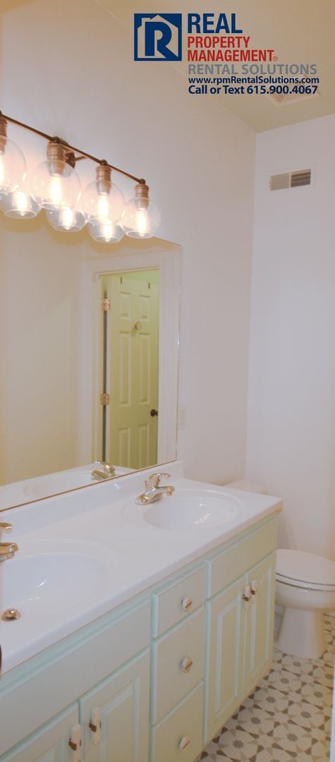 Building Photo - Charming 3 bd 2.5 ba townhouse! Washer/dryer included and attached garage!