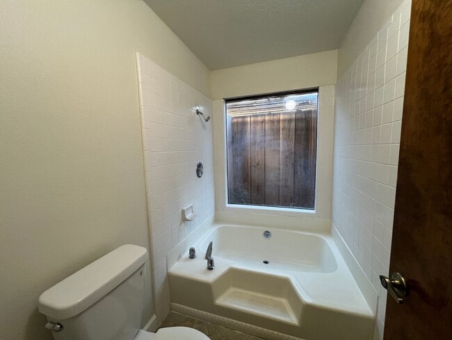 Building Photo - Single story home located in Lakewood Elementary School District!