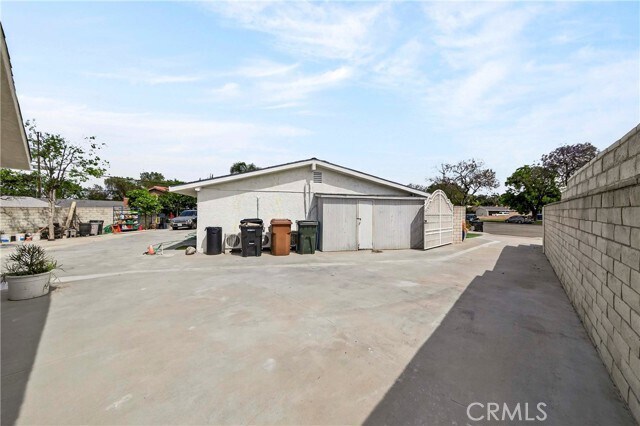 Building Photo - 525 W Woodcrest Ave