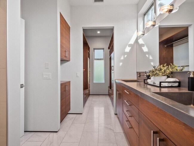 Building Photo - Solana Beach Paradise