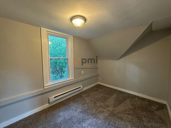 Building Photo - 2122 Elston St