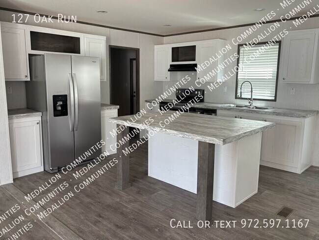 Building Photo - 127 Oak Run