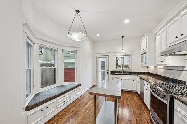 Building Photo - 1537 Alexander St