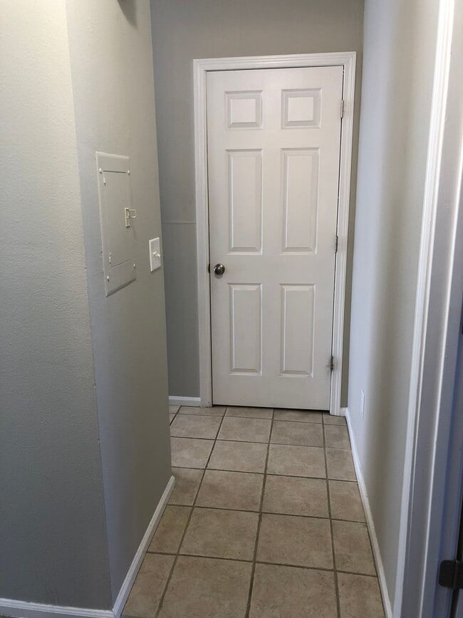 Building Photo - Now renting 1 bedroom Condo Downstairs