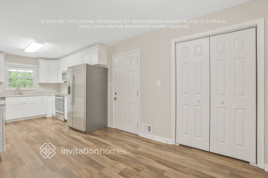 Building Photo - 3102 S Oak Ct SE