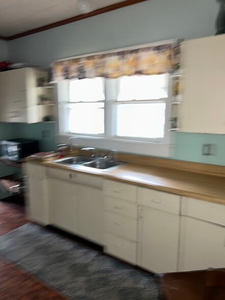 Building Photo - 404 S Thomas St