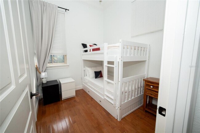 Building Photo - 719 Eastlawn Dr