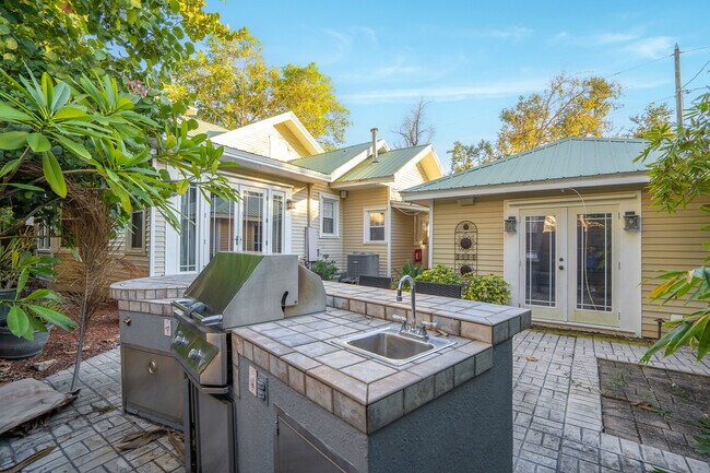 Building Photo - 1234 Beach Dr NE