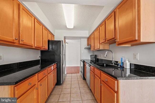 Building Photo - 4500 S Four Mile Run Dr