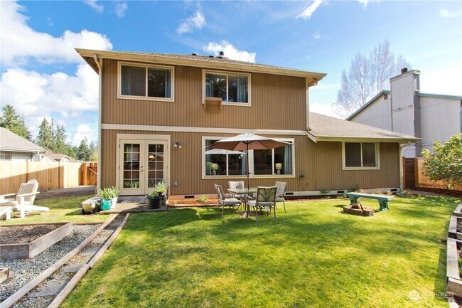Building Photo - Charming 4 Bedroom home with fenced yard a...