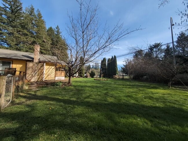 Building Photo - Charming 2 Bed Rental w Bonus Space & Loft! Available Now!