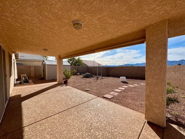 Building Photo - Don't miss this beutiful home with a  pool and mountain views