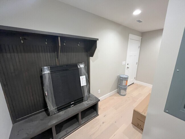 Building Photo - Beautiful, nearly-new 4 bedroom, 2 bath home on a cul-de-sac in the exclusive Lion's Gate neighbo...