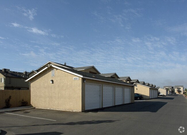 Primary Photo - 4887 N Polk Ave