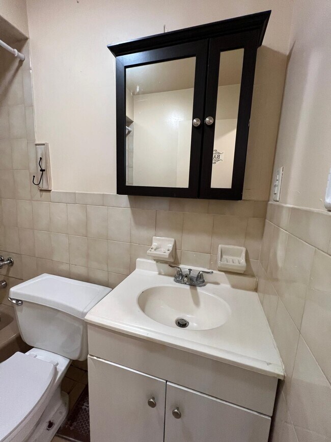 Building Photo - 52 Yale Ave