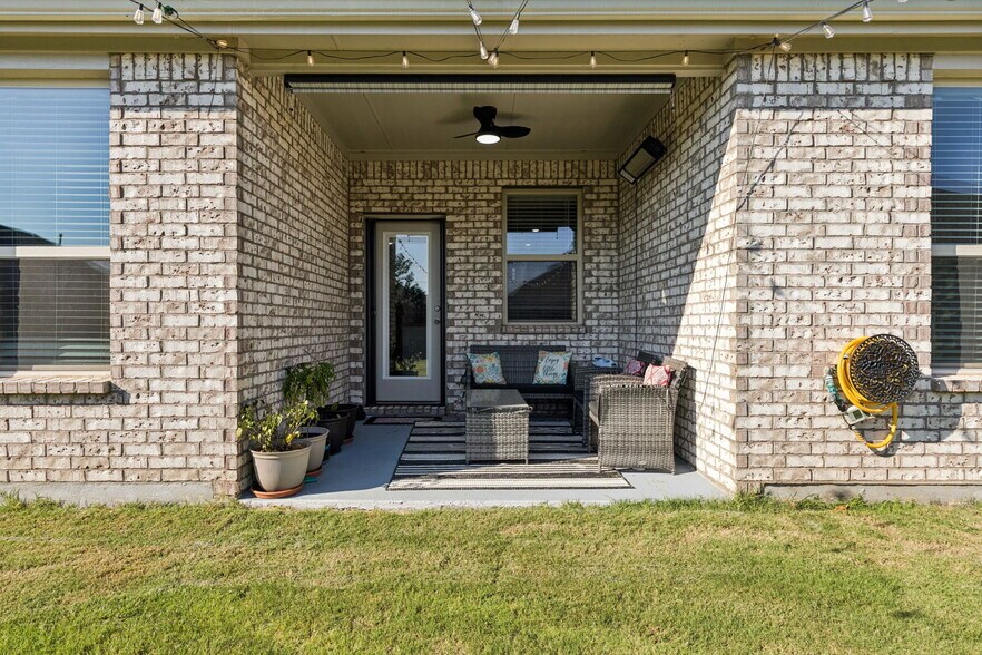 Building Photo - 11112 Canyon Oak St