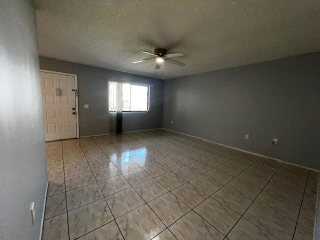 Building Photo - MOVE IN NOW!! 2ND FLOOR CORNER 2x2 UNIT WITH SCREENED IN PORCH!