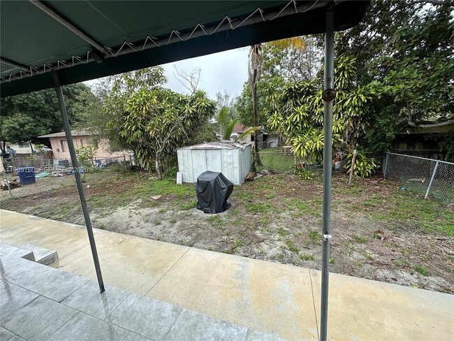 Building Photo - 1147 NE 113th St