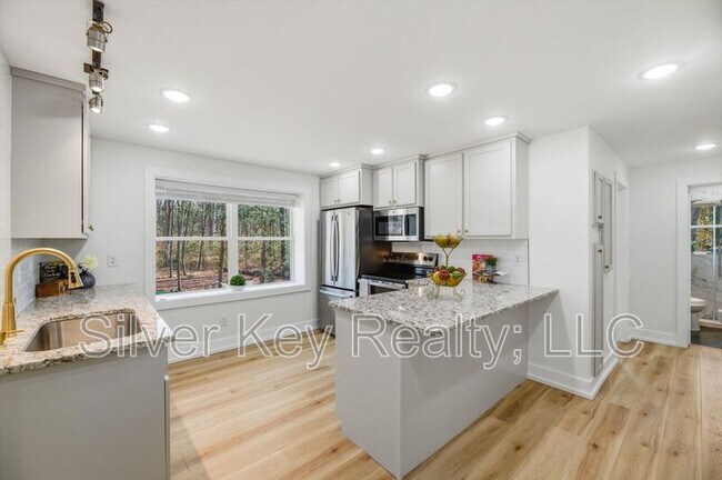 Building Photo - 2113 W Madison Ave