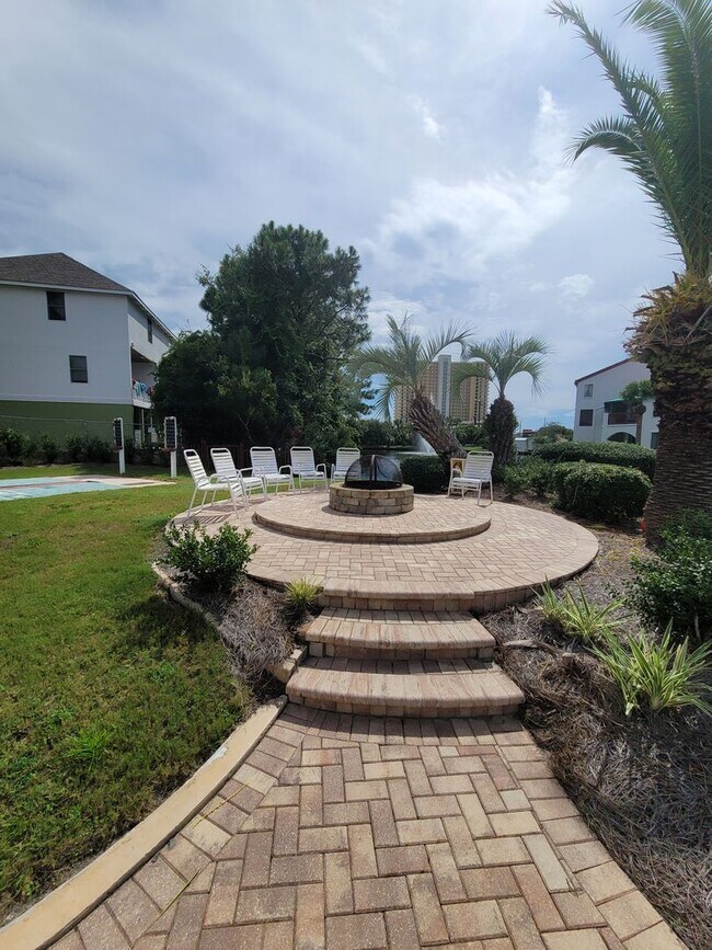 Building Photo - 8730 Thomas Dr