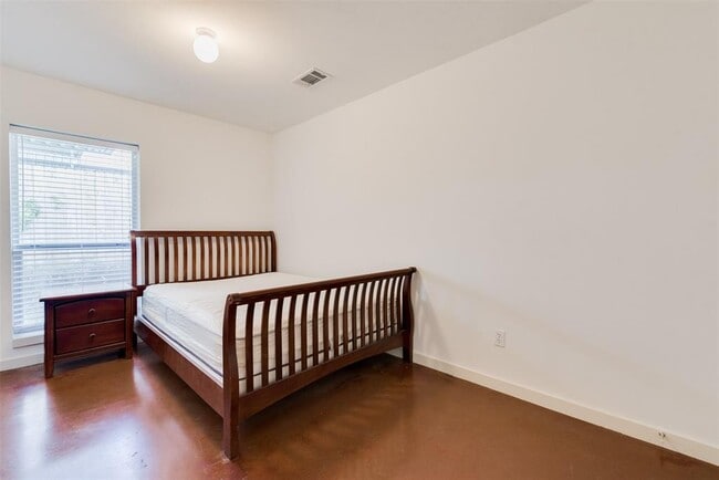 Building Photo - 21 N Ennis St
