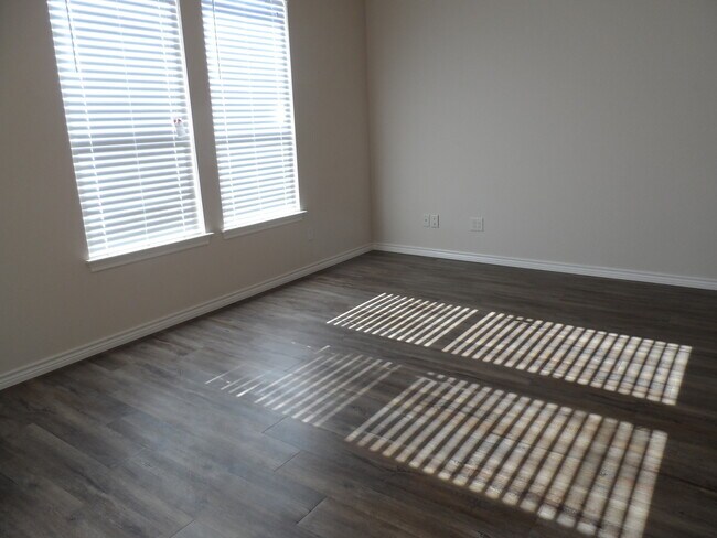 Building Photo - 1208 Country Club Rd