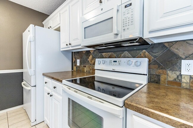 Building Photo - 6120 7th Dr