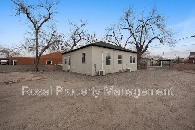 Building Photo - 815 John St