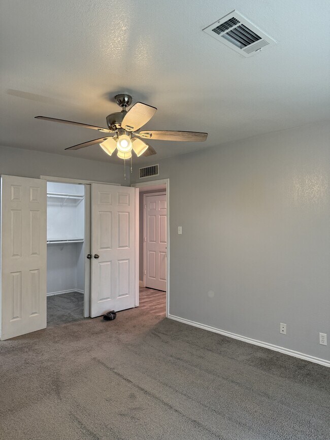 Building Photo - 3601 Oakwood Dr