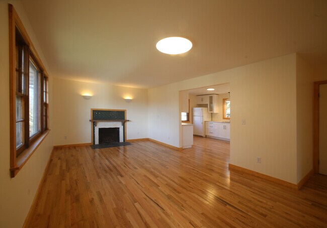 Building Photo - 4 Coffey Ave