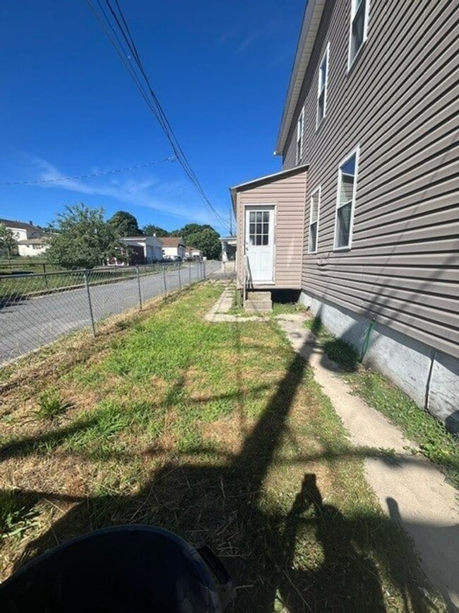 Building Photo - 3 Bed 1 bath home