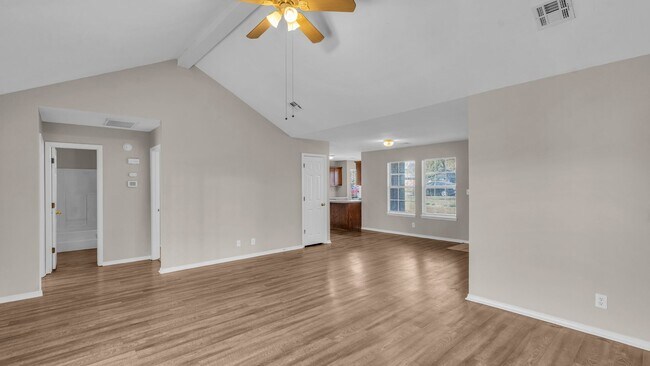 Building Photo - 3 Bed, 2 Bath in Tulsa - Available mid Oct...