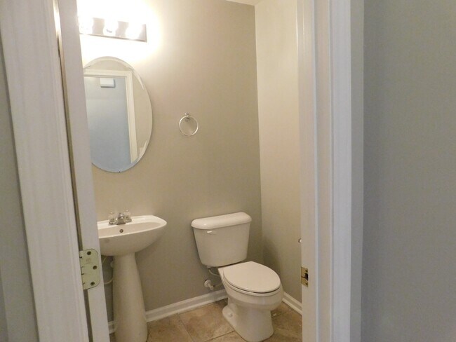 Building Photo - great 3 bed 2.5 bath master down