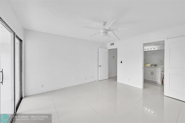 Building Photo - 3005 Portofino Isle