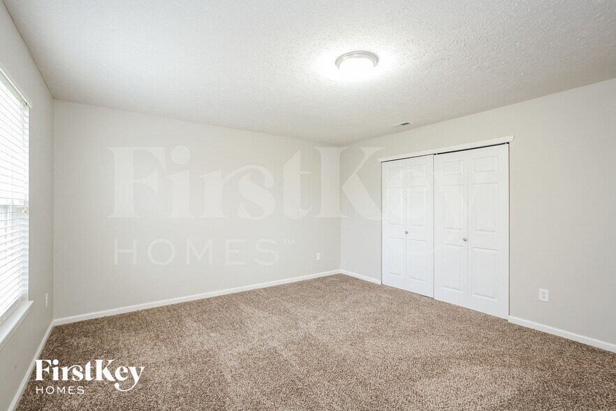 Building Photo - 8775 N Springview Dr