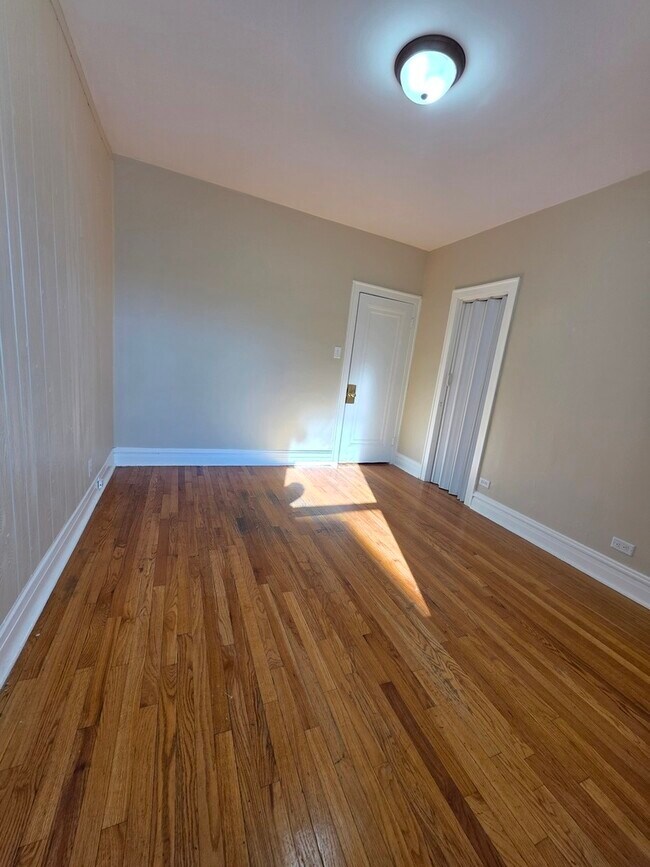 Building Photo - 4831 W Roscoe St