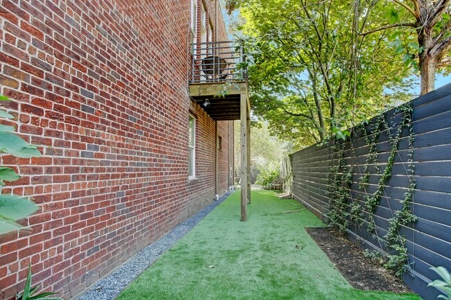 Building Photo - 513 E 11th St