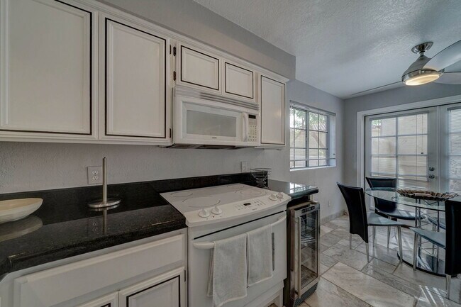 Building Photo - 6141 N 28th Pl