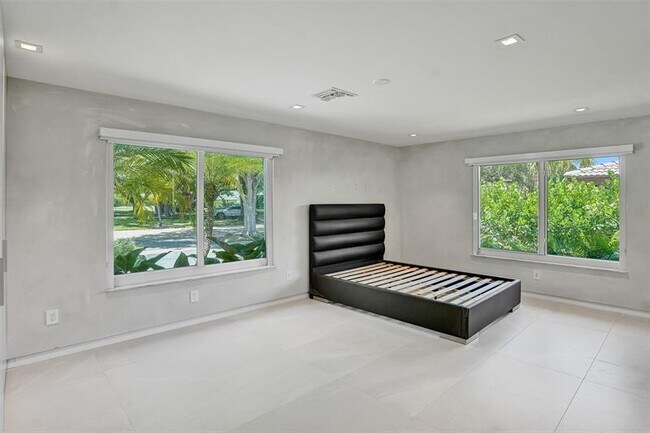 Building Photo - 2800 Banyan Blvd Cir NW