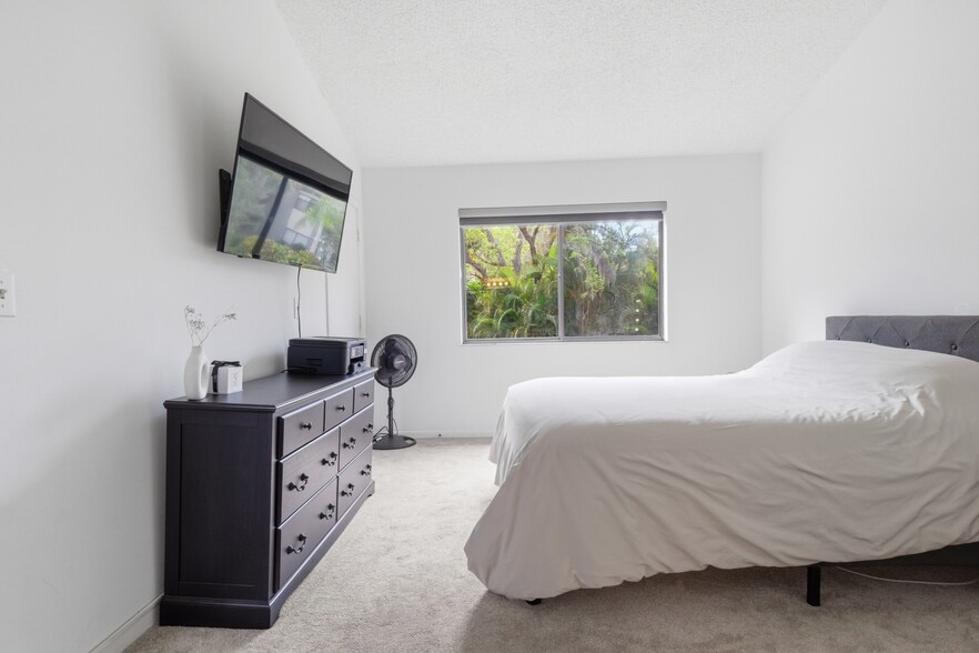 Building Photo - 1628 Clower Creek Dr