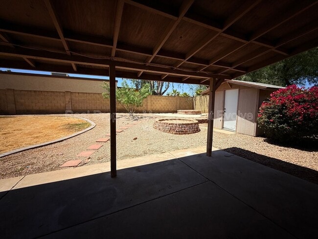 Building Photo - 2401 W Fremont Dr