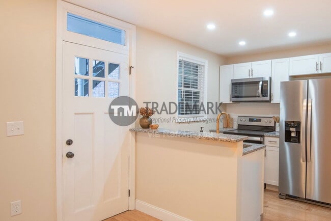 Building Photo - 323 N Mulberry St