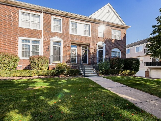 Building Photo - Available now!!Welcome to this charming 2-bedroom, 2-bathroom Condo in Sterling Heights, MI.