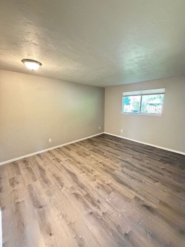 Building Photo - Pet Friendly 2 Bedroom in Lebanon!