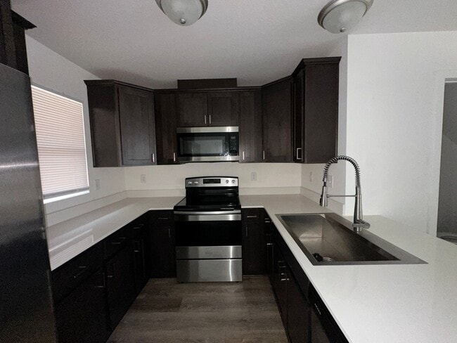 Building Photo - Beautifully Done Townhome in Phoenix Avail...