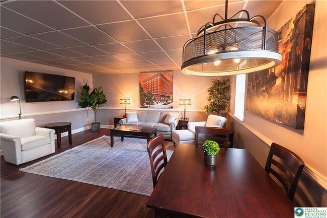 Building Photo - 462 Main St